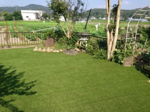 人工芝を敷いた一般住宅の庭