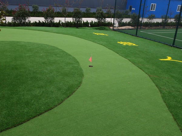 ゴルフコースの人工芝