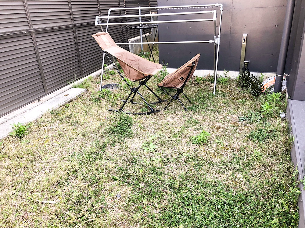 雑草だらけの天然芝のお庭