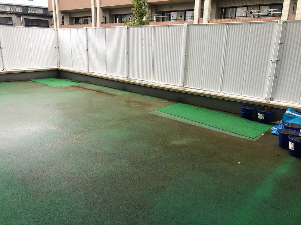 水はけが悪くカビの生えた人工芝