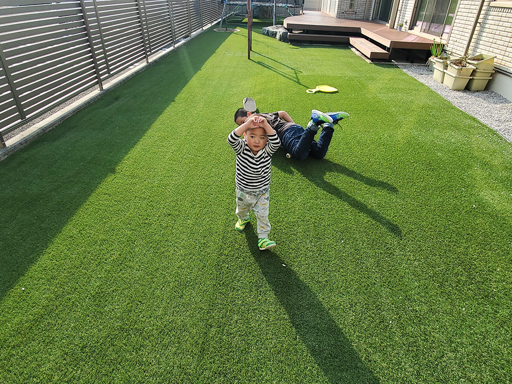 人工芝のお庭で遊ぶ子ども