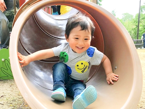 遊具で遊ぶ子ども