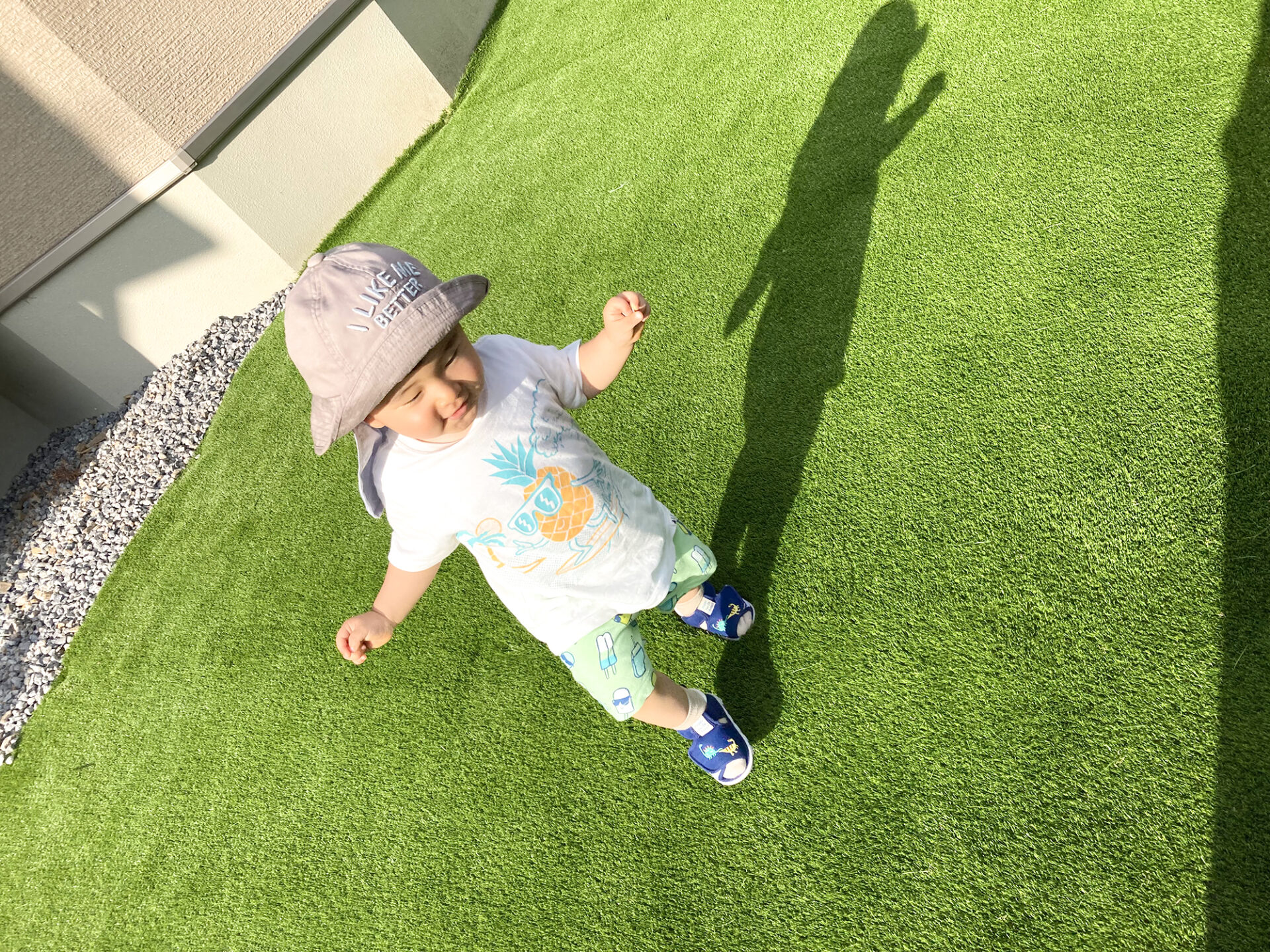 人工芝の上を歩く赤ちゃん