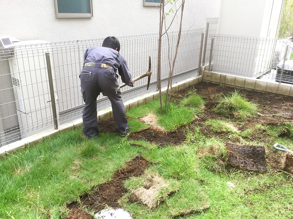 整地前のボコボコの庭