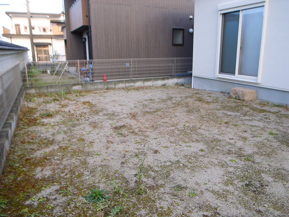 土の下地の庭