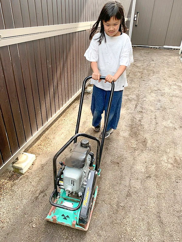 転圧機を使う女の子