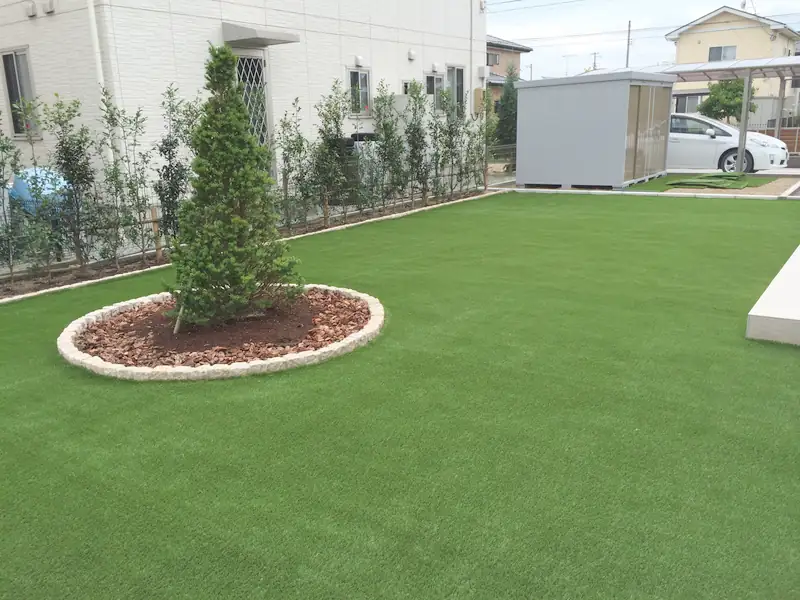 整地した地面に人工芝を敷き終えた庭