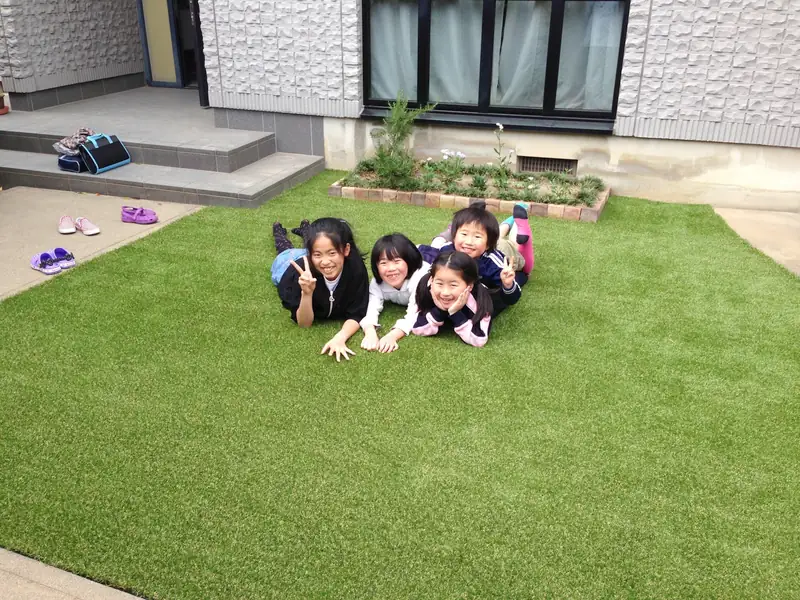 人工芝の上に寝転ぶ子どもたち