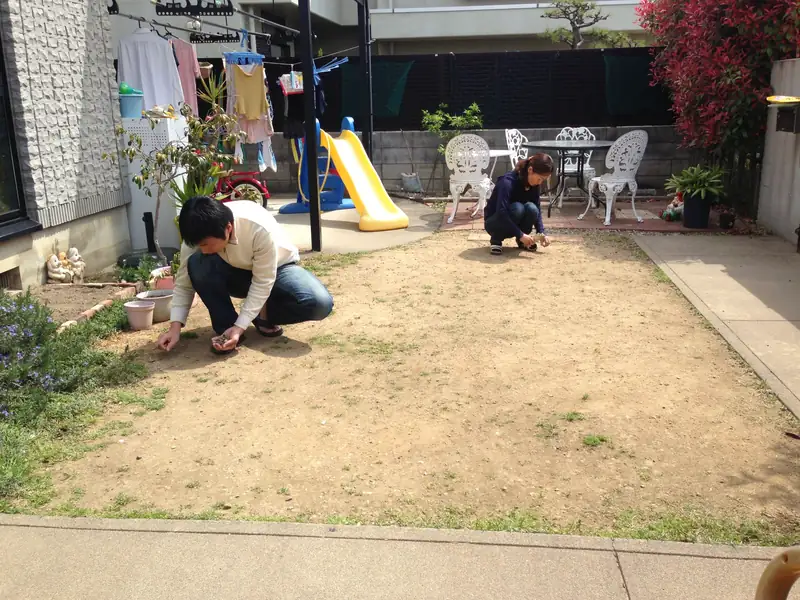 整地の前に、庭の雑草を根から抜く