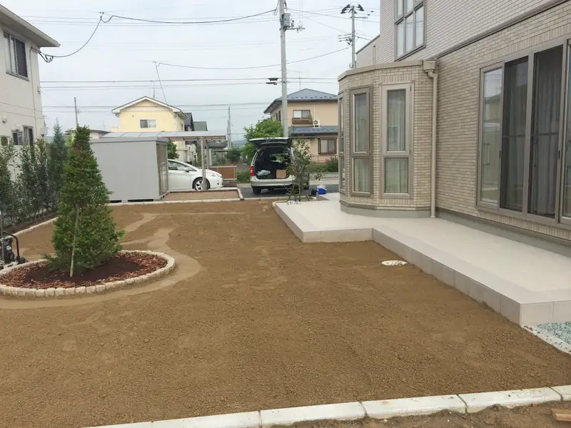 人工芝を敷く前に、平らにならし終えた庭の土