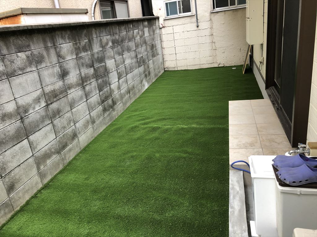 ペットと遊ぶ人工芝のお庭を作りました 大阪市 高品質のリアル人工芝無料サンプル 人工芝専門店 Field Magic
